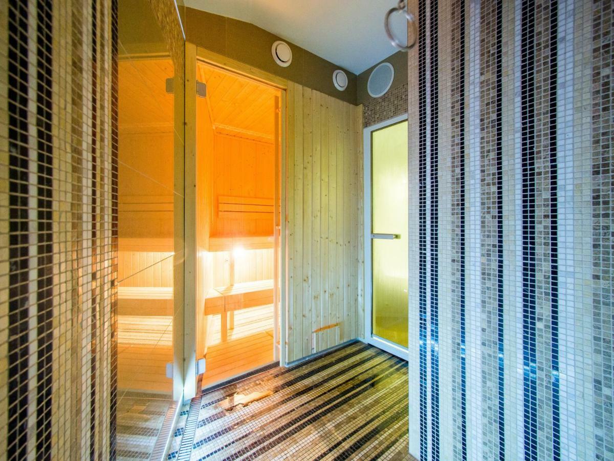 לוהקוביק Hotel Krystal מראה חיצוני תמונה
